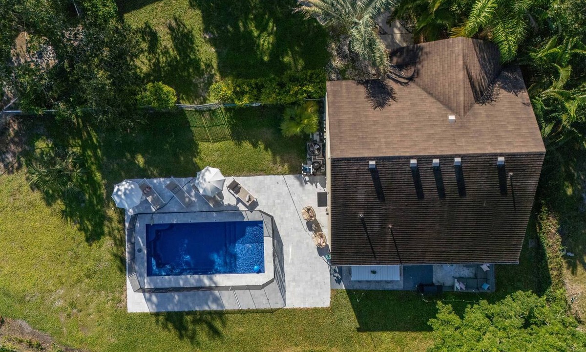 Jupiter House | Minutes 2 Jupiter Beach SaltwaterPool BBQ Playroom