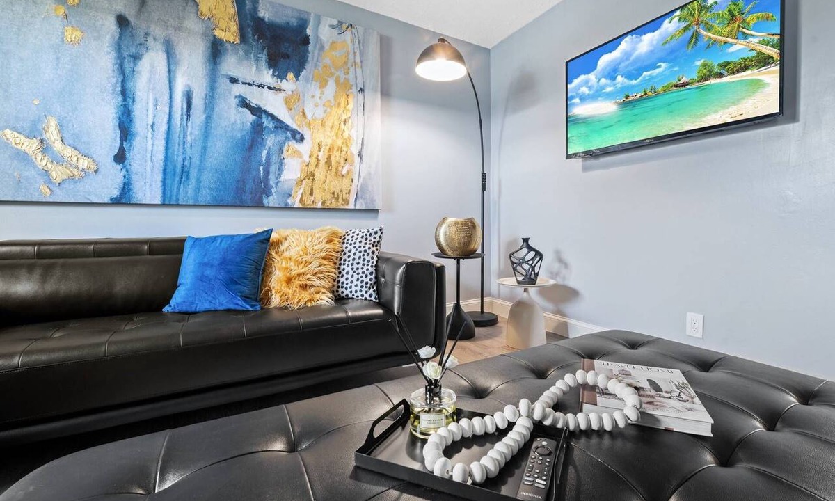 Lauderdale Lakes Condo | Modern 2-Bed | 1.5-Bath | Private Backyard | Parking | Perfect Stylish Getaway for 6 Guests