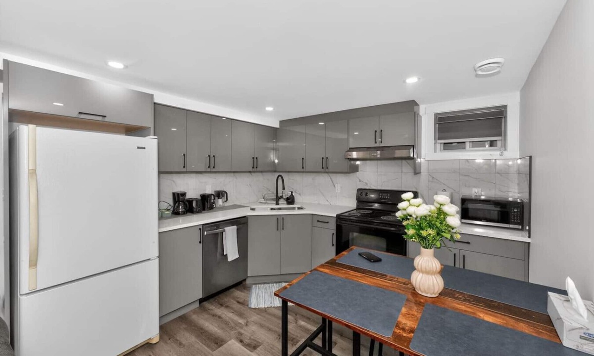 Highland Park House | Modern 2BR Basement Suite Near Downtown & Airport, SAIT, UofC | Ideal for Business Travel & Stampede Stays