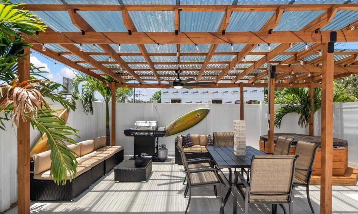 Poiciana Park II House | Modern 2BR/Hot Tub/Pergola Games