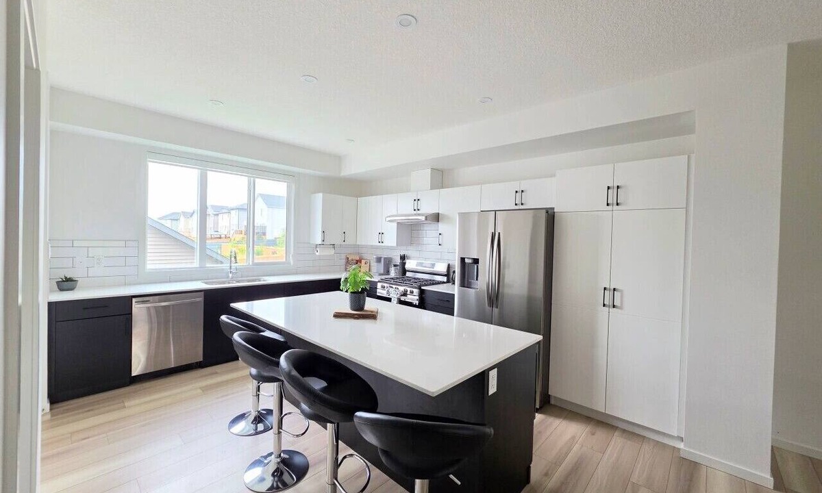 Southwest Edmonton House | Modern 3BR Executive Home | SW Edmonton