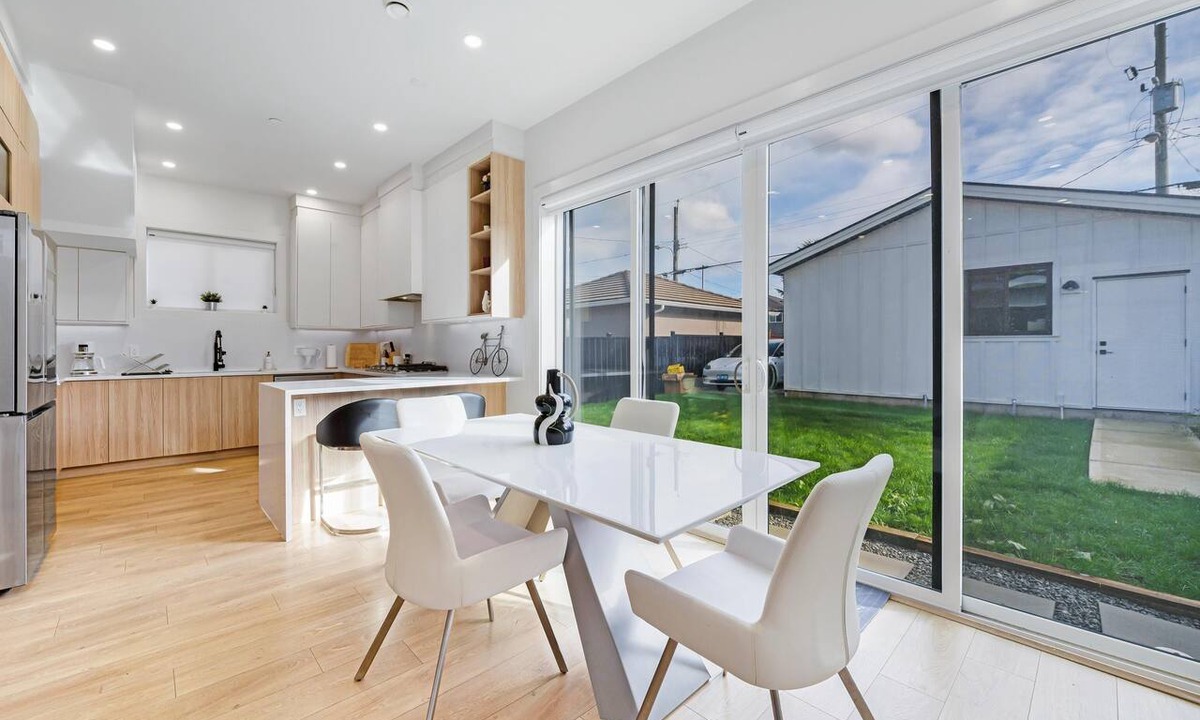 Renfrew-Collingwood House | Modern 3BR Gem | Close to Transit | 15m to DT