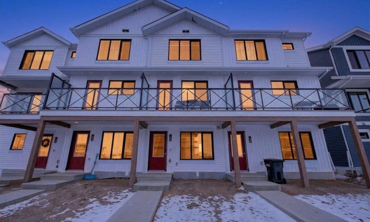 Division No. 11 House | Modern 3BR Townhome ★ Garage ★ Self Check-In ★ Workspace