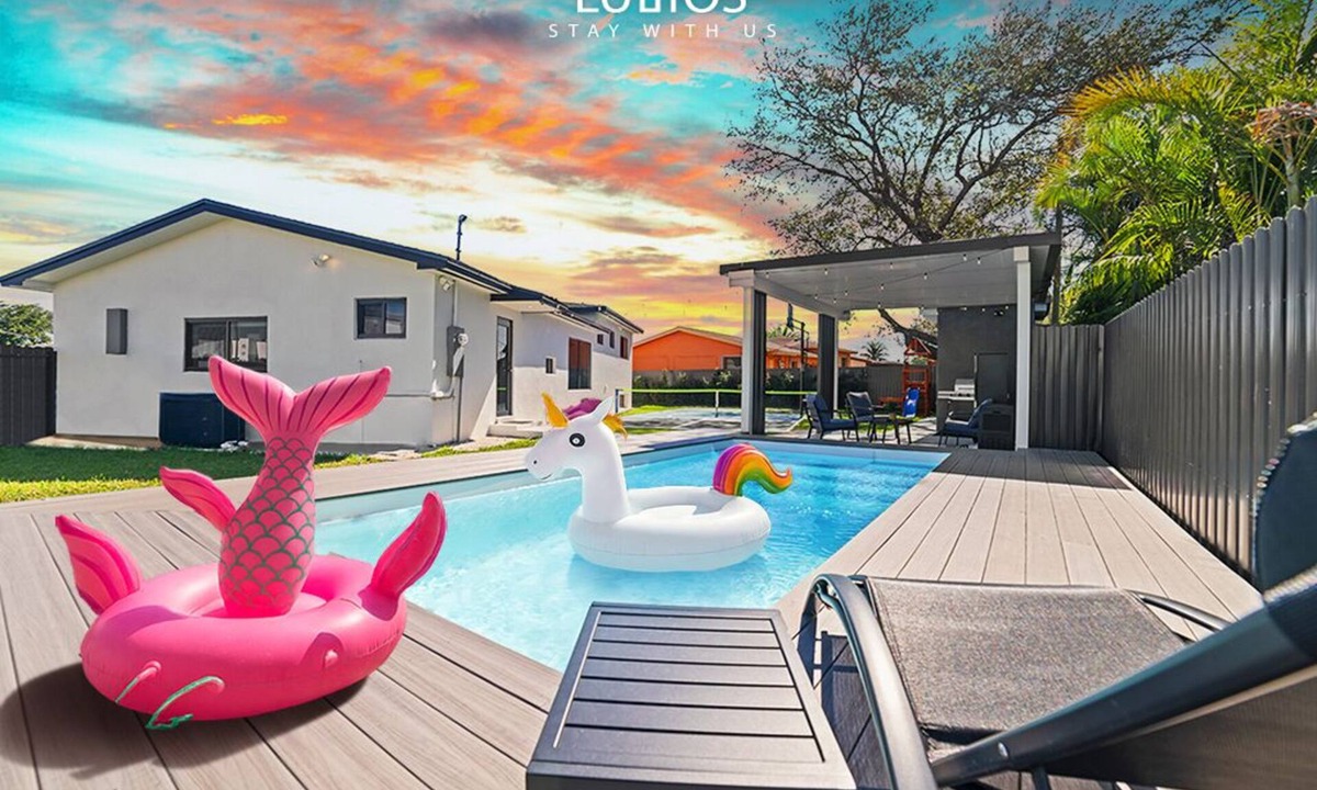 Miami Gardens House | Modern 5BR Dream: Courts/Playground & Heated Pool