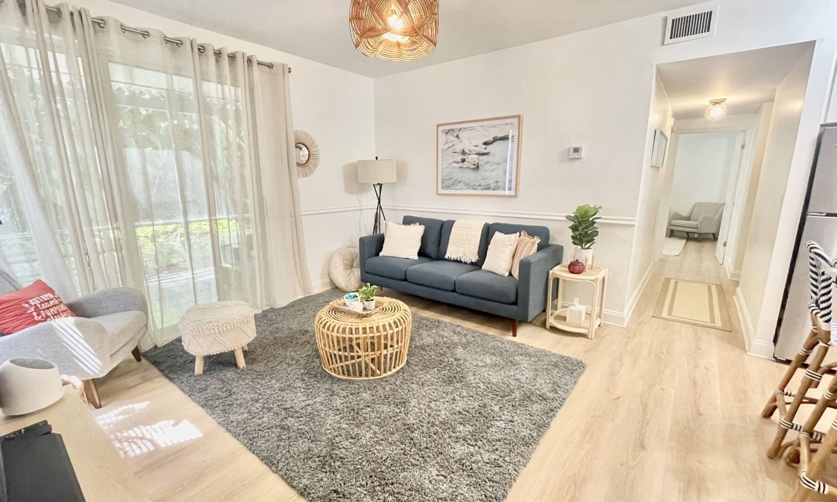 Bella Vista Condo | Modern Coastal Cottage- 5 min from the beach!
