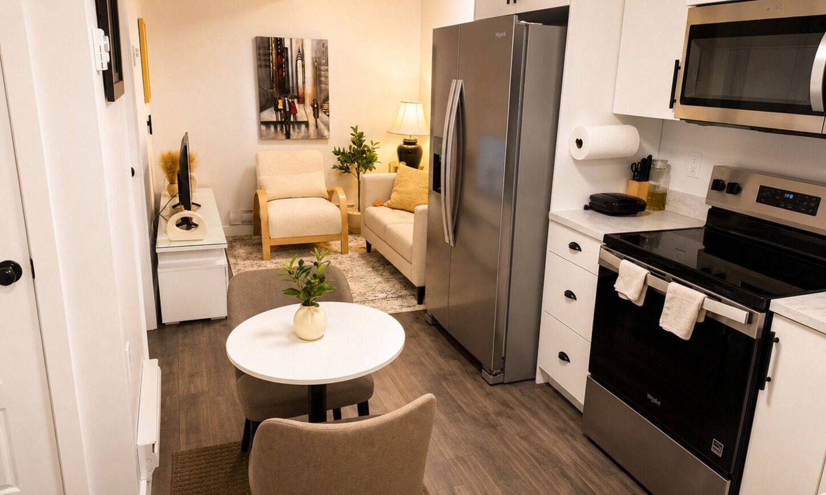 Regina House | Modern & Cozy 1BR | Parking, WiFi + Self Check-in