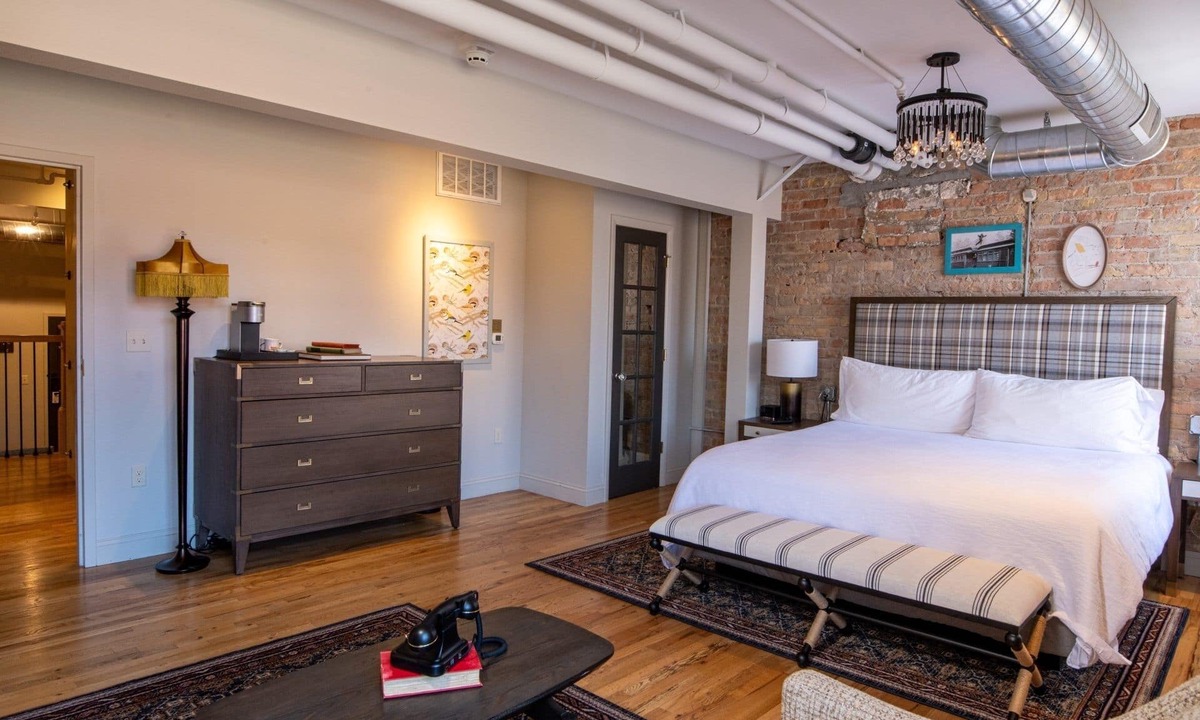 Glenwood Springs Hotel | Modern Downtown Suites Ideal for Weekend Getaways & Events