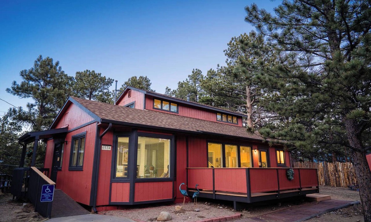 Estes Park House | Modern Family Cabin near RMNP and town! 2 Decks & Firepits, Dogs ok - Big Yard!
