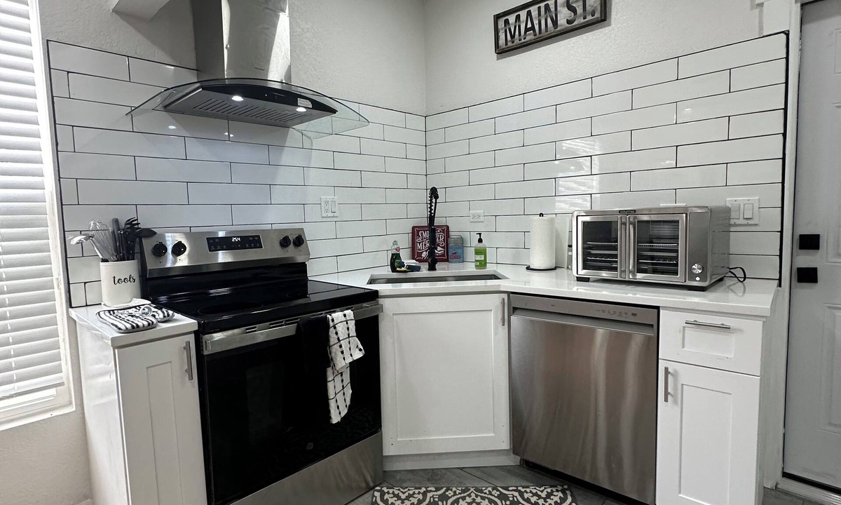 Fort Morgan House | modern farmhouse 3bedroom house in Fort Morgan. walking distance to restaurants