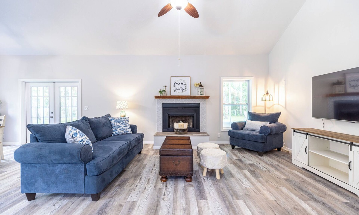 Jupiter Farms House | Modern Farmhouse 4BR w/Fenced Huge Yard/Family and Dog Friendly/15 min to Beach