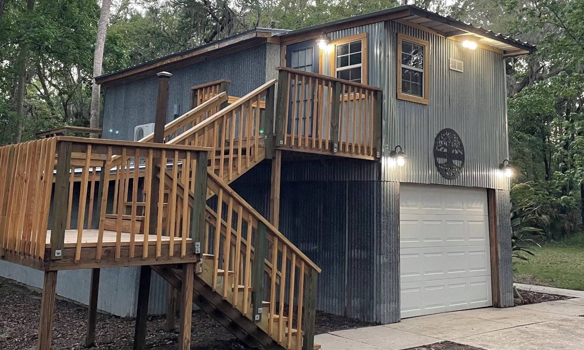 Fish Hawk House | Modern Farmhouse Studio - Queen Bed - 1 Acre