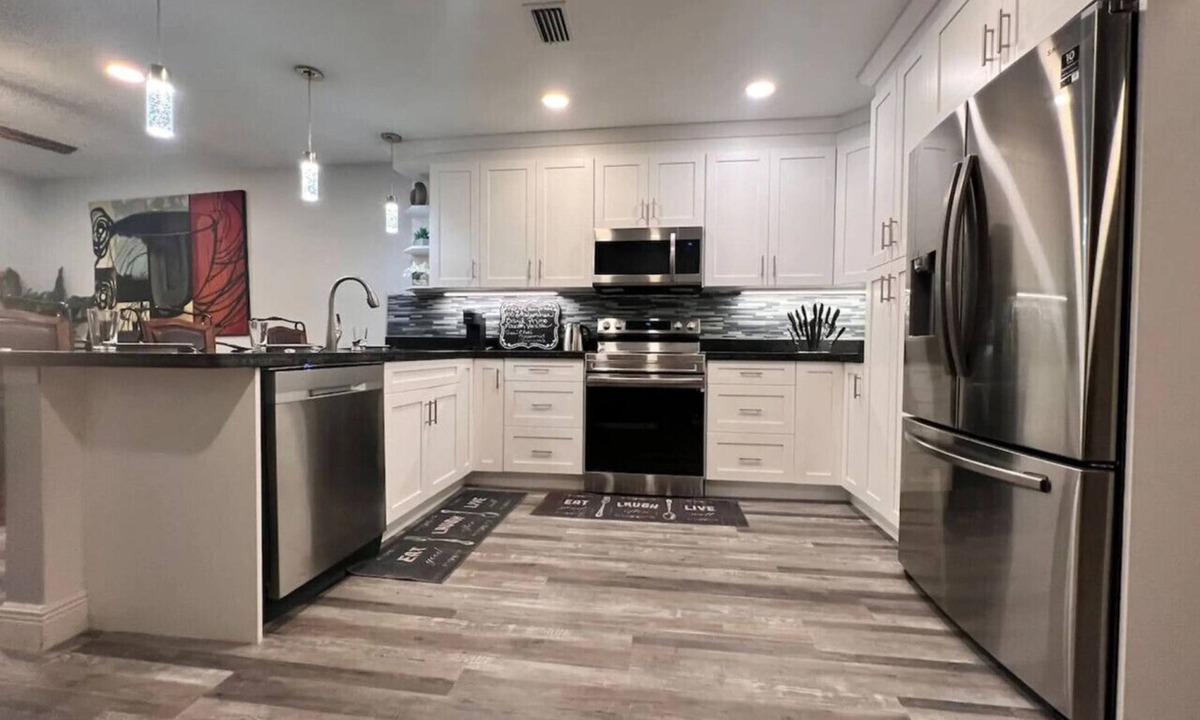 Tamarac House | Modern Fully Furnished Midterm 3BR Home w/King Bed, Patio & Free Parking
