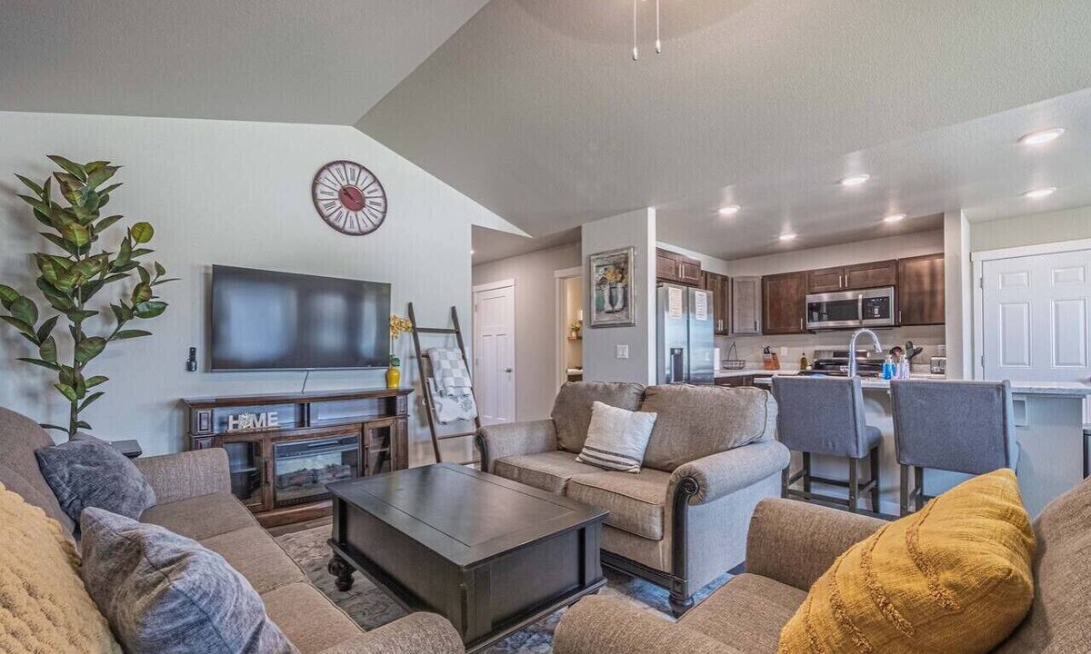 Rapid City Apartment | Modern Hills Home and Hot Tub