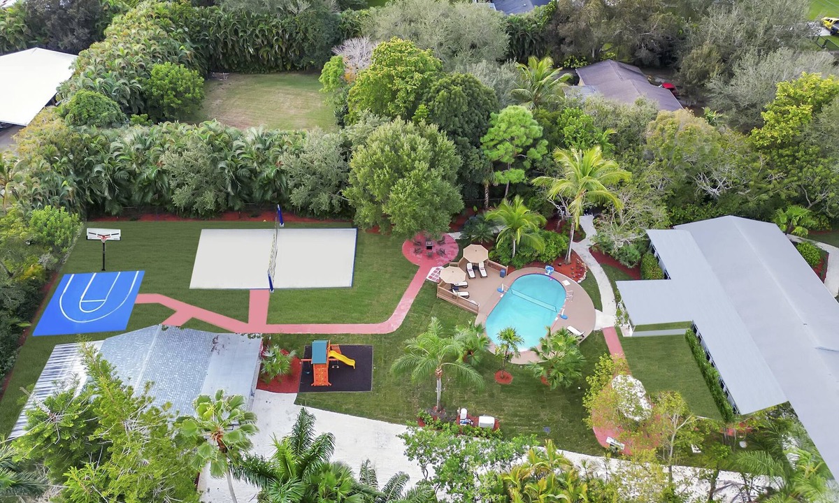 Davie House | Modern house w/pool & volleyball court