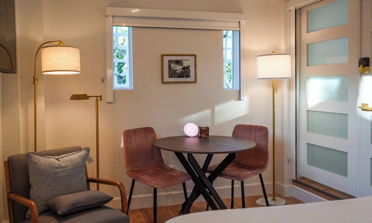 Royal Poinciana Apartment | Modern Master Suite - Private Entrance- Near Beach - Downtown - FLL - Hospitals