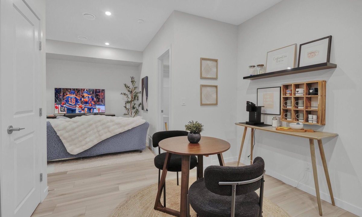 West Edmonton House | Modern Private Suite | Clean | Coffee & Tea Station| Fully Stocked | Near WEM