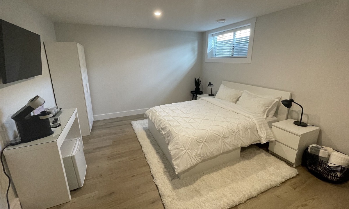 Vernon House | Modern & Private Townhouse Getaway - Minutes to Kal Beach & Rail Trail