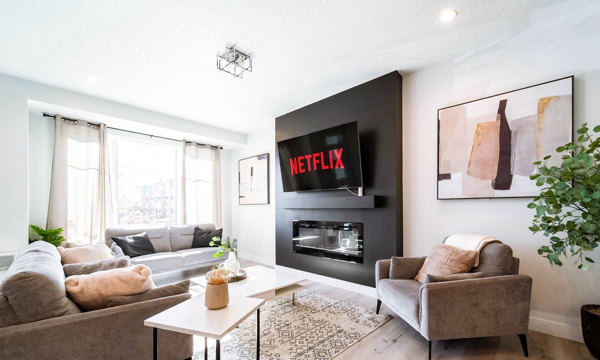 Southwest Edmonton House | Modern Retreat - 3 King Beds - Garage - WiFi - Sleeps 10!