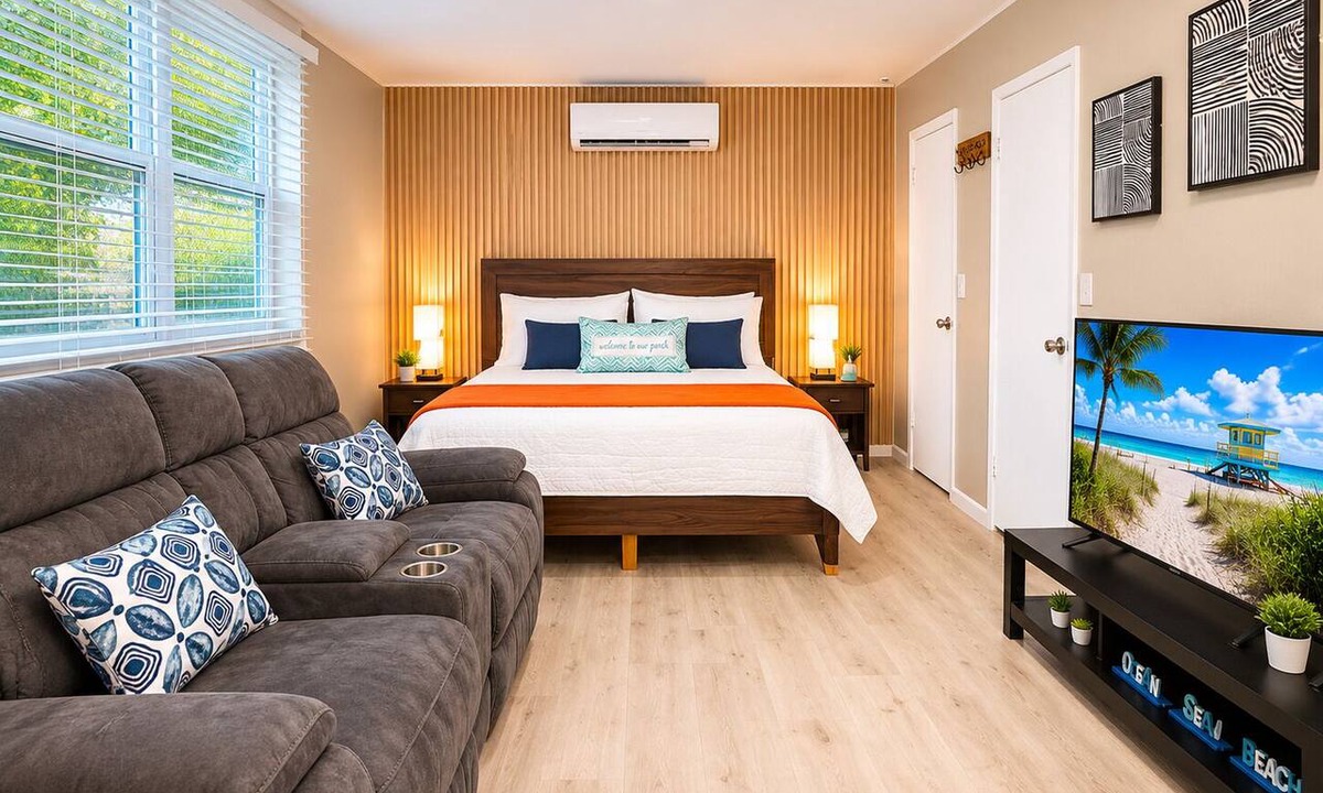 Royal Poinciana House | Modern Studio Escape - Parking Included