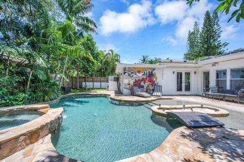 El Portal House | Modern Tropical Pool House North Miami Hot Tub