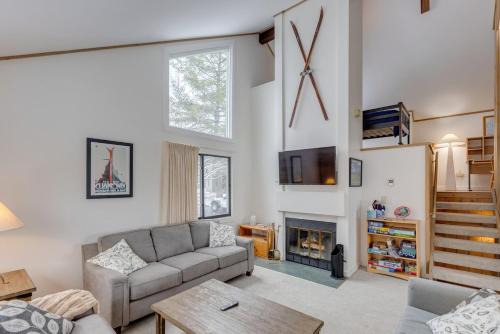 Lincoln Ski Chalet | Moose Lane Chalet - King Bed, Clubhouse, 1 Pet