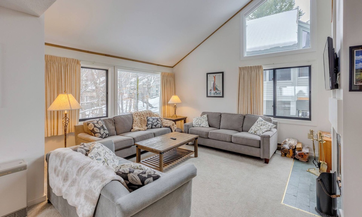 Lincoln Ski Chalet | Moose Lane Chalet King Bed, Shuttle, Pool, Tub