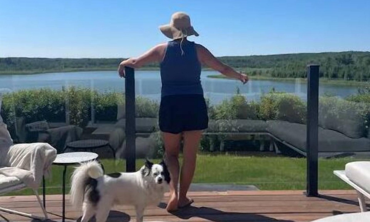 St. Paul Cottage | MooseHaven Lake house. Hot tub + Stunning views