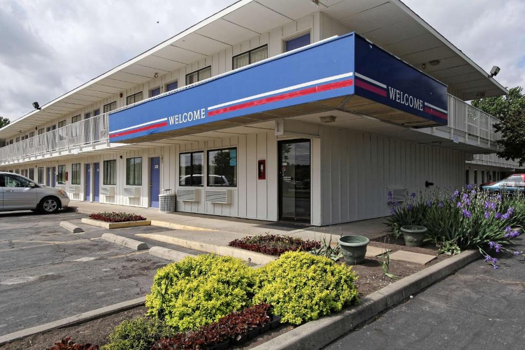 Amherst Hotel | Motel 6-Amherst, OH - Cleveland West - Lorain