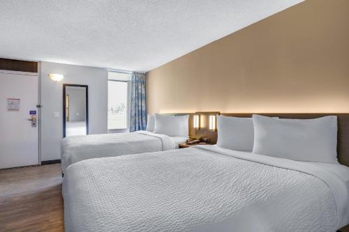 Brooks Hotel | Motel 6 Brooks AB