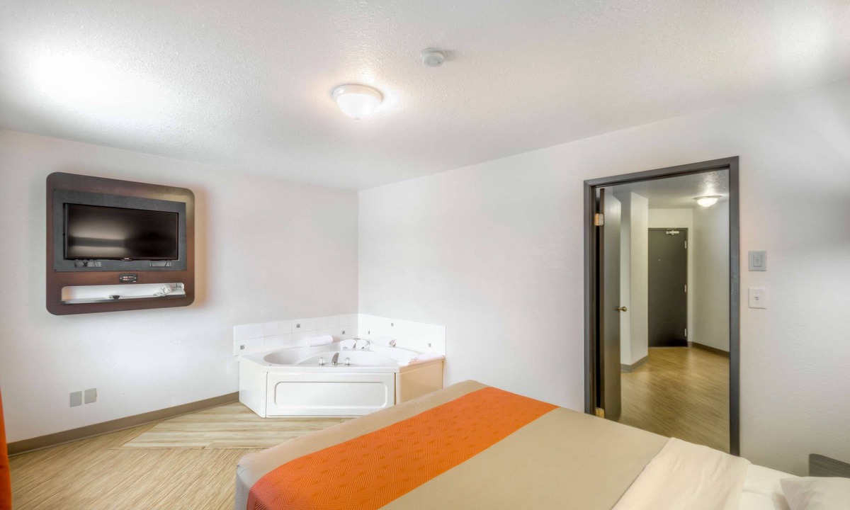Regina Hotel | Motel 6 Regina, SK