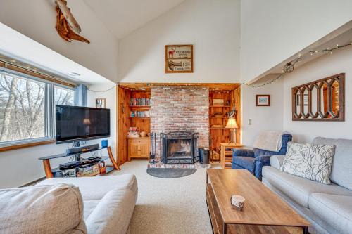 Campton House | Mountain Resort Condo with King Bed Suite