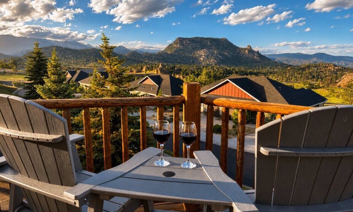Estes Park Condo | Mountain View Condo Near RMNP with Fireplace & Spacious Deck with Grill