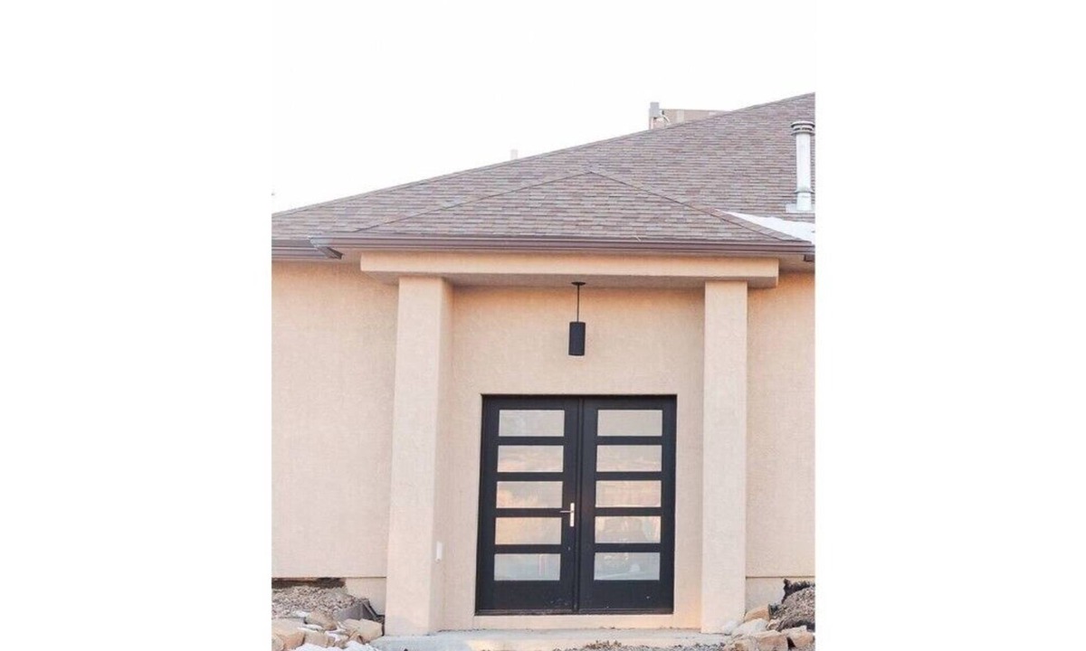 Montrose House | Mountain View Escape - Quiet but Near Everything!