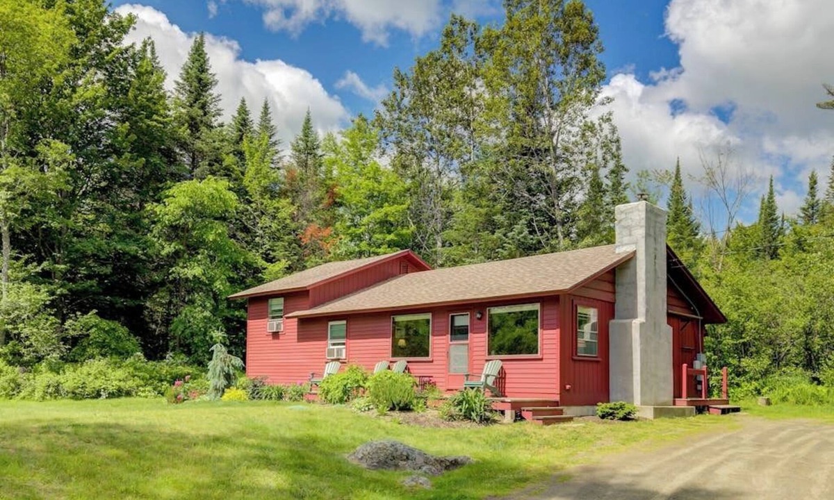 Franconia House | Mountain-view home with wood stove, close to town & slopes - dogs welcome