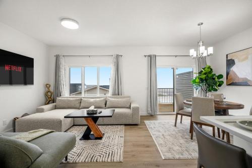 Cochrane House | Mountain View Retreat - 1 Hour to Banff