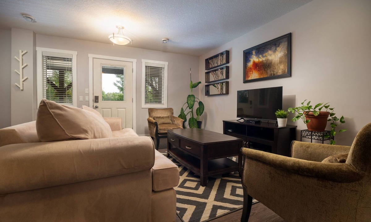 Athabasca House | Muskeg Creek Suite