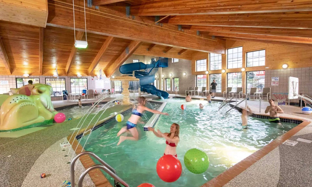 Glenwood Springs Hotel | Near Glenwood Caverns + Waterpark & Free Breakfast