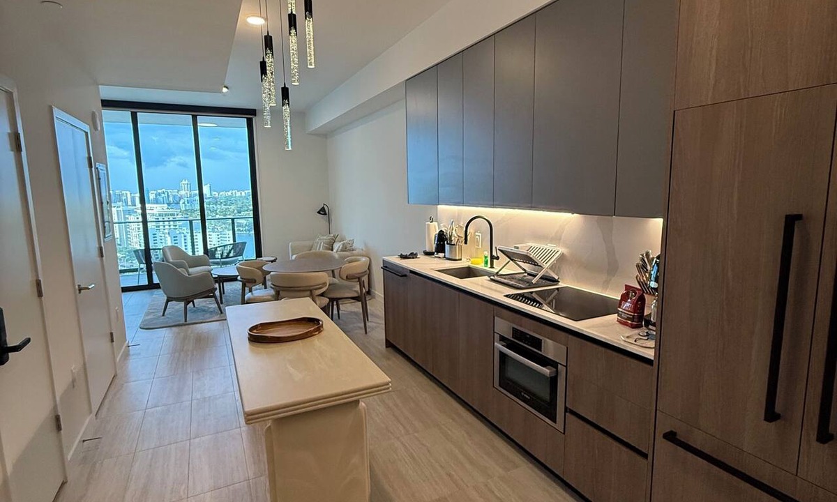 North Beach Apartment | New 1Bed 2bath 20th floor amazing views