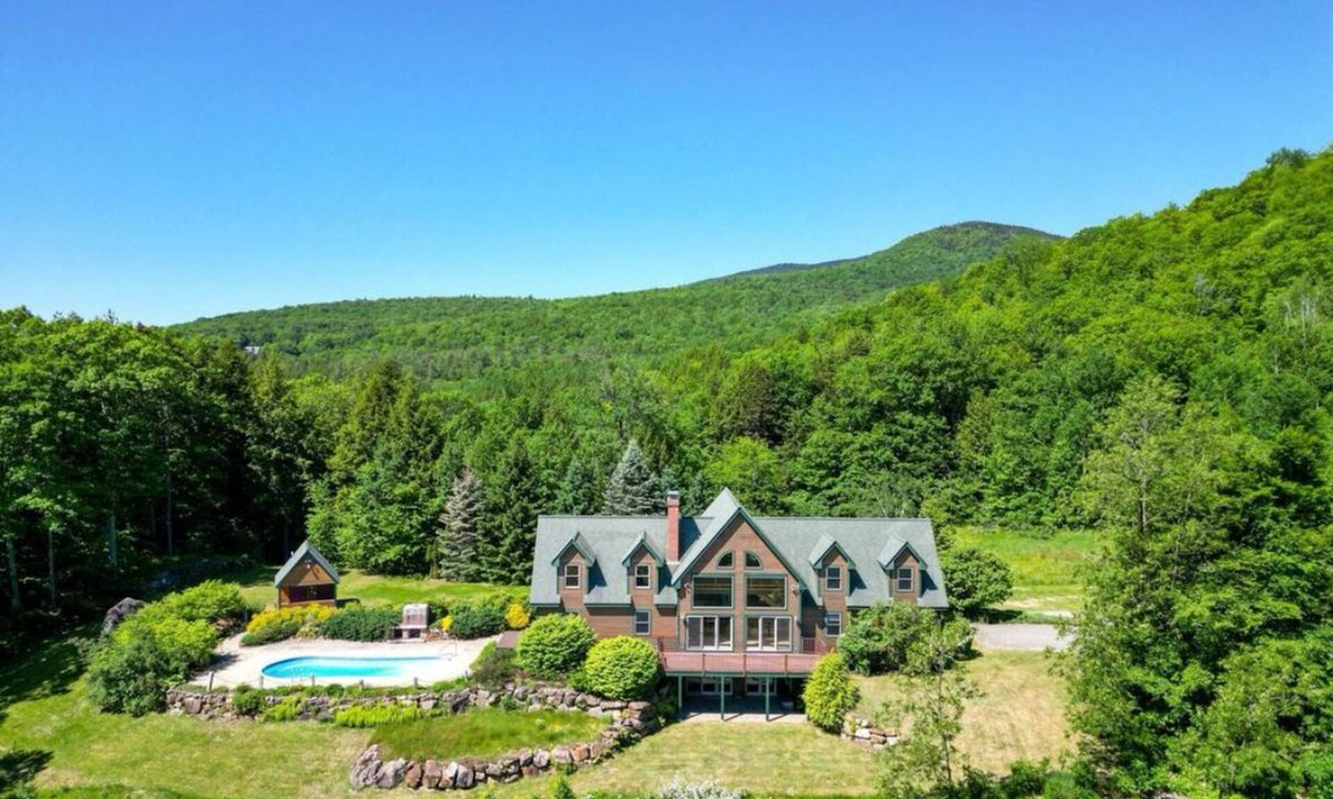 Carroll County Ski Chalet | NEW 4 bedroom mountaintop chalet just above North Conway, ideal location.