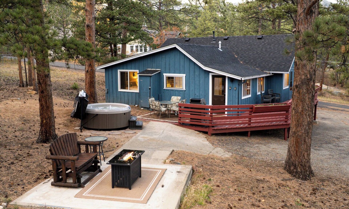 Estes Park Cabin | New Hot Tub! Updated Cabin, 2 King Beds, Walk to Estes Park