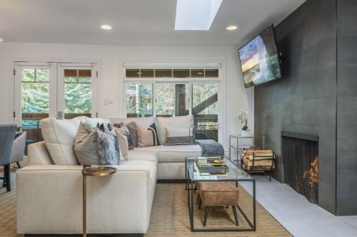 Aspen Apartment | New Listing 3BR 3BA Condo - Steps to Gondola