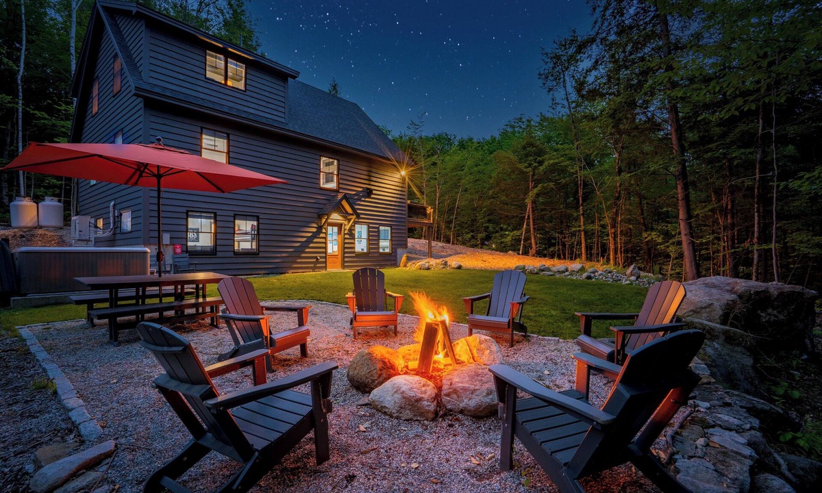 Sunday River Area Ski Chalet | NEW LUXURY Chalet -Hot Tub, Game Rm, A/C, SLPS 12!