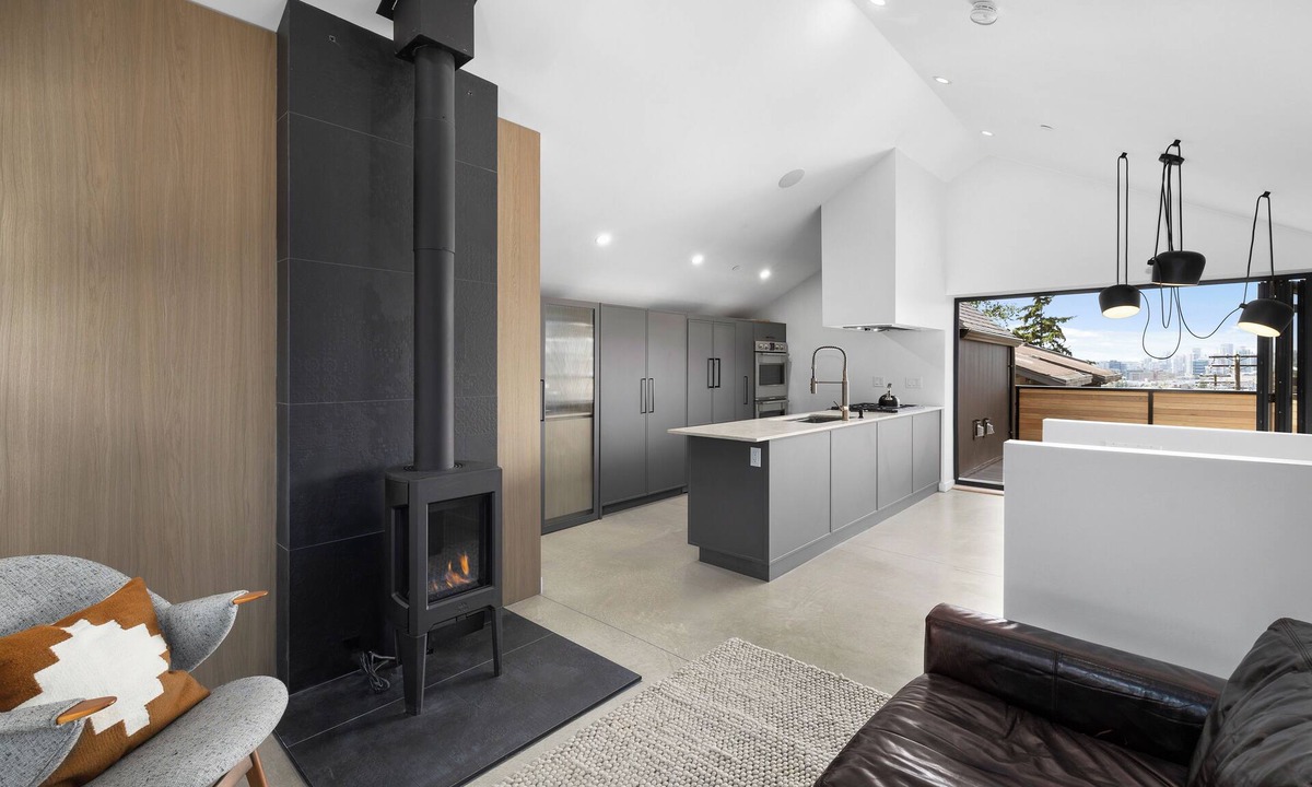Grandview-Woodland House | New Luxury Duplex - Live like a local in the lively Commercial Dr neighbourhood!