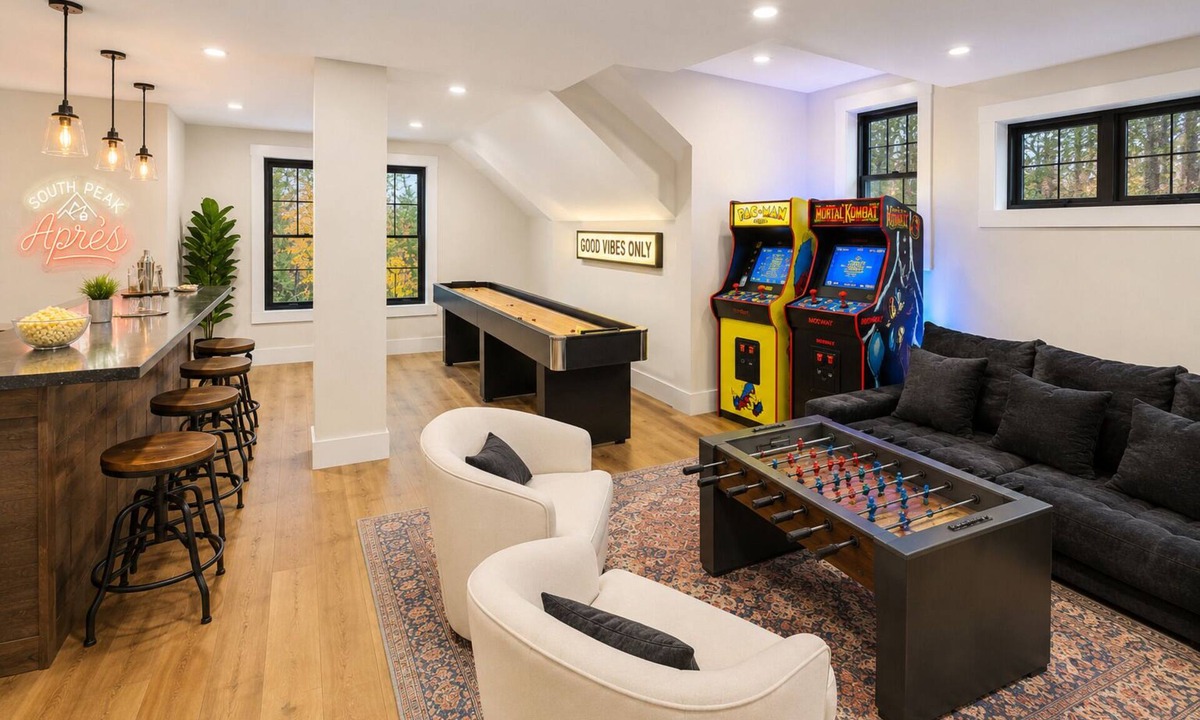 Lincoln House | NEW Luxury Ski-In/Out, Hot Tub, Game Room & Firepit
