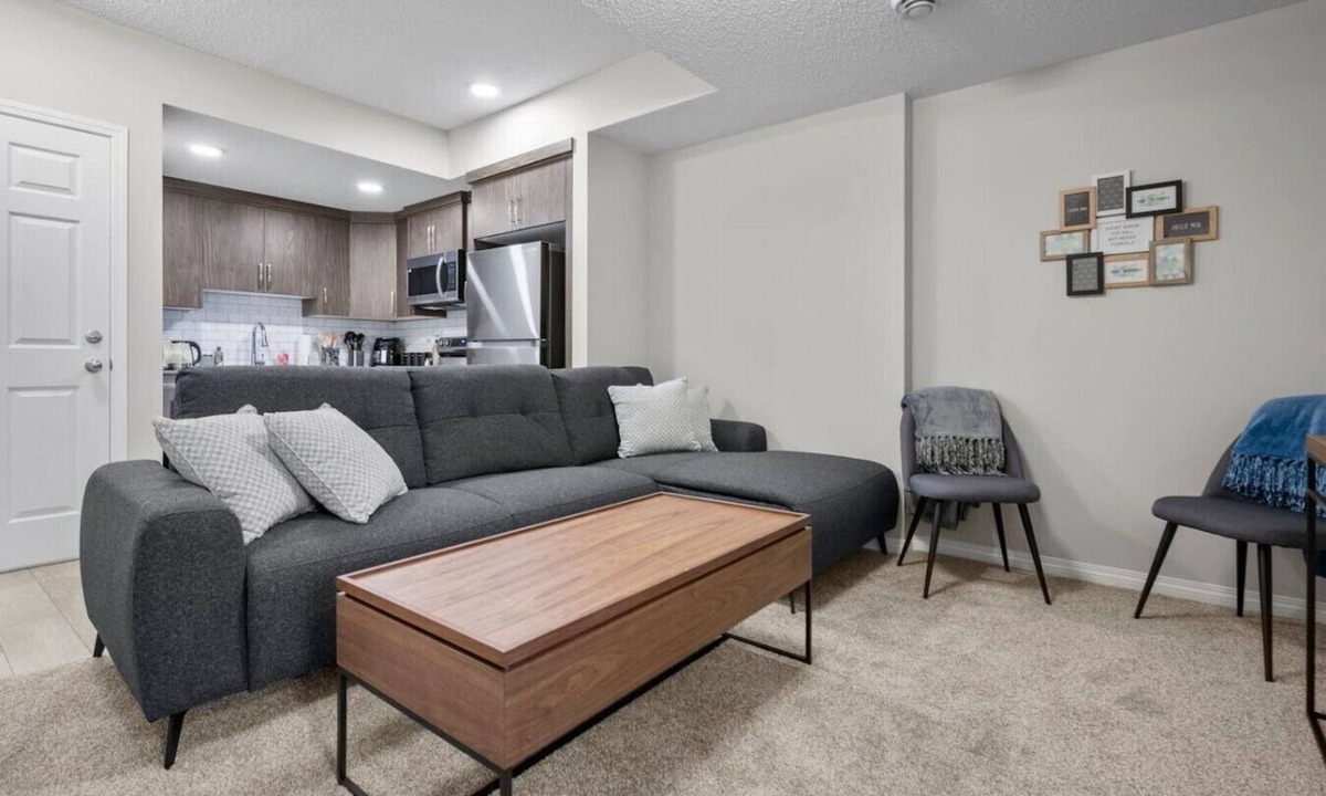 Calgary House | New! Mins to Airport | 2BR Modern Private Suite