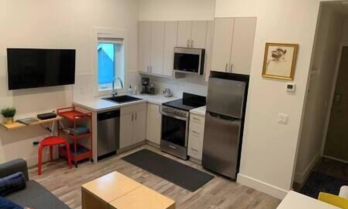 East Kootenay Hotel | New & Modern / In town / 6 min to Ski hill