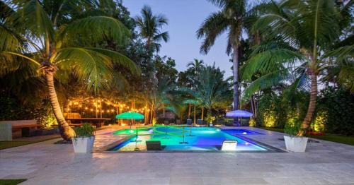 Golden Glades Villa | New Oasis Waterfront & Sand Terrace THG