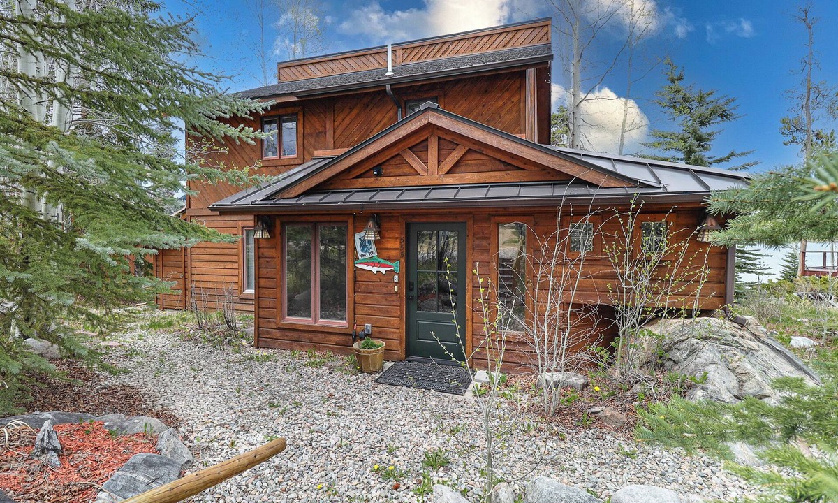 Grand Lake Ski Chalet | New!Quiet Shore Chalet-Cozy 3 Bed/3 Bath Home on the Shores of Columbine Lake