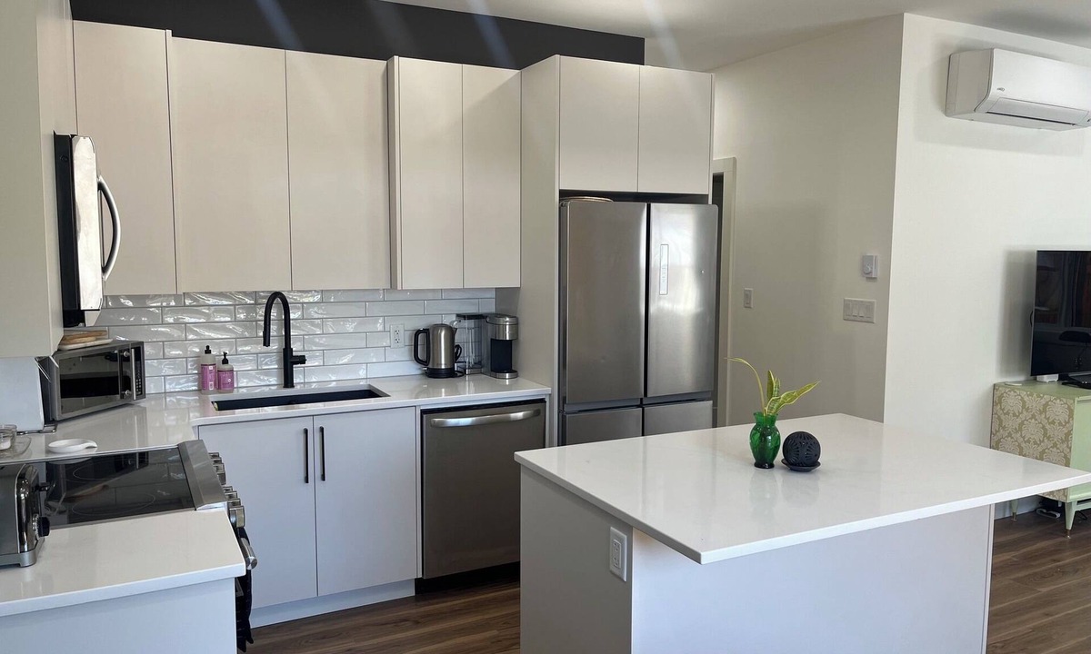 Okanagan-Similkameen House | New & Stylish Carriage House in the Heart of town!