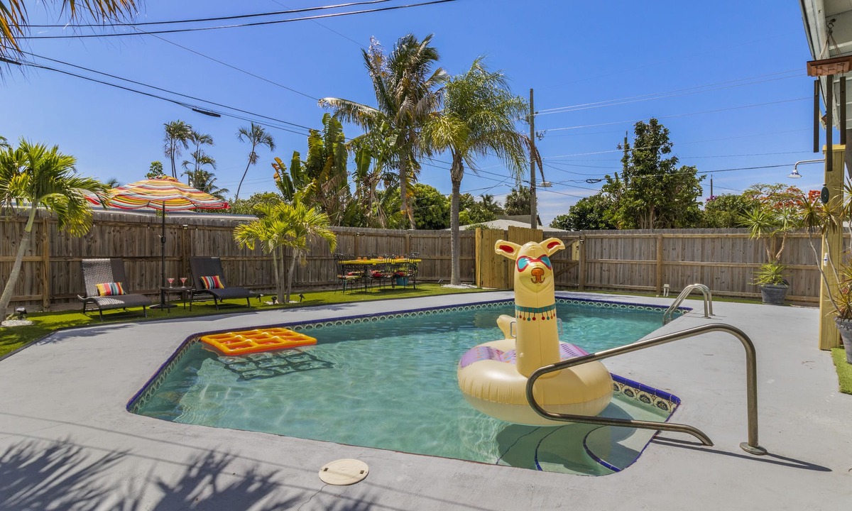 Mango Groves House | NEW! Tropical Oasis ☀️- Private Pool, Multiple lounge areas, Close to EVERYTHING!